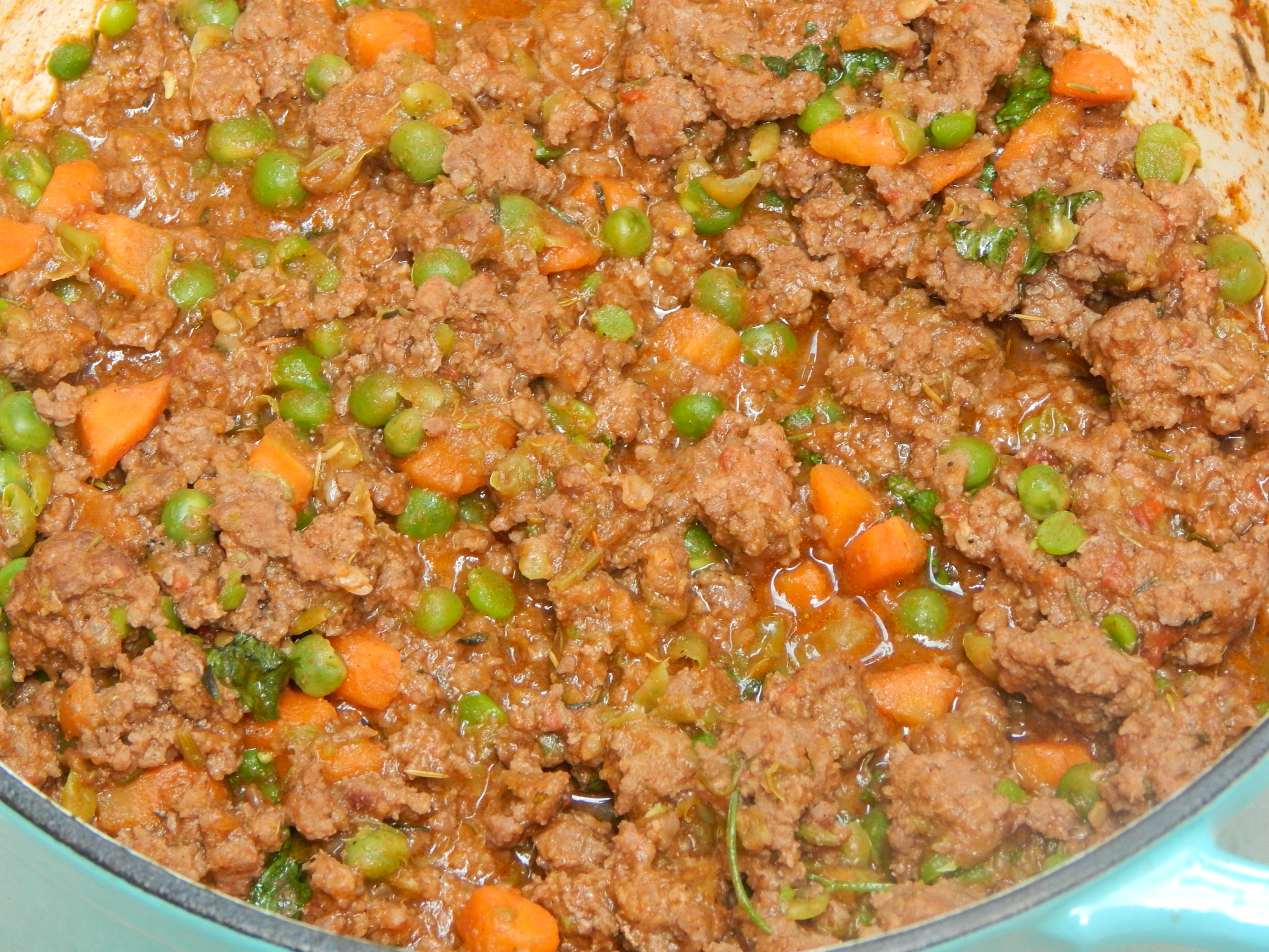 Minced beef stew with green peas (Bolognese sauce)